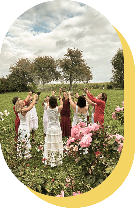 Altes Wissen - Frauen im Kreis bei einem Ritual