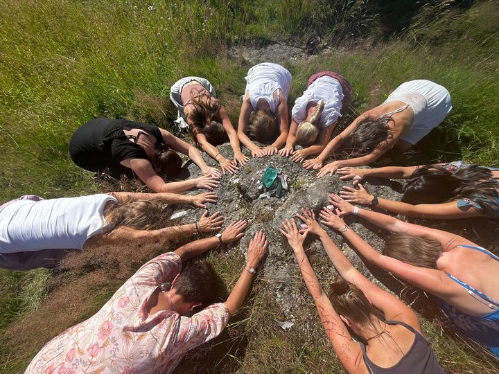 Altes Wissen Beitragsbild - ERDENHÜTER und PRIESTERINNEN