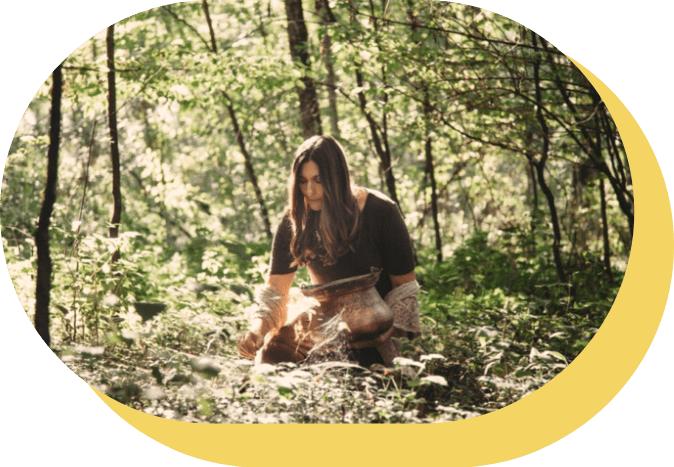 Heidi sammelt im Wald